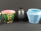 quatre vases différents posés les uns à côté des autres sur une table