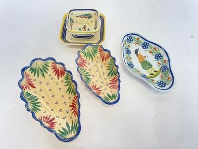 trois assiettes aux motifs différents posées sur une table