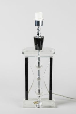 l'image d'une lampe posée sur une table