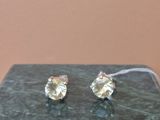 boucles d'oreilles à tige plaquées argent, ornées de cristaux transparents sur un fond marbré