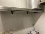 une cuisinière sur laquelle est posée une marmite dans une cuisine