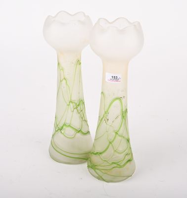 deux vases en verre placés l'un à côté de l'autre