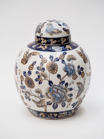 CHINE XXème siècle
Vase couvert en porcelaine émaillée à décor po...
