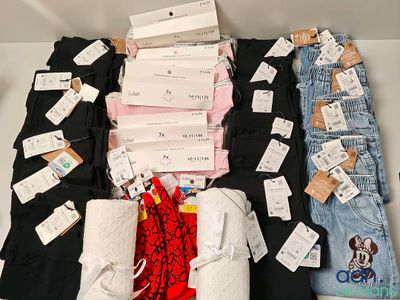 de nombreux types de vêtements différents posés sur la table