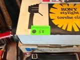 une boîte à outils posée sur une chaise en bois