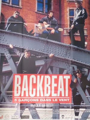 une affiche d'un groupe sur la façade d'un immeuble