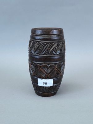 une image représentant un vase marron sur lequel figure une étiquette
