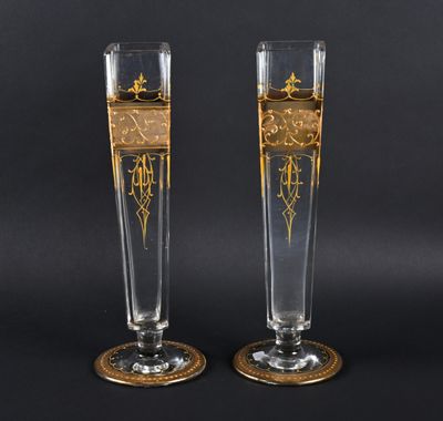 deux coupes à champagne ornées de motifs dorés sur fond noir