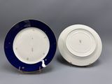 deux assiettes bleues et blanches empilées l'une sur l'autre