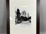 photographie en noir et blanc d'une rue avec une église en arrière-plan