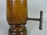 un moulin à café ancien en bois, muni d'une poignée en bois, sur fond blanc