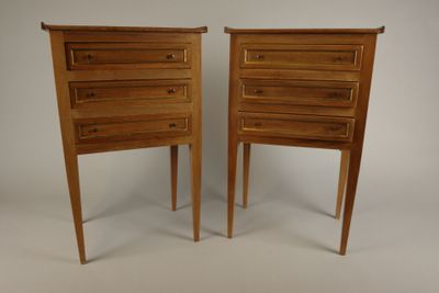 paire de tables de chevet de style « mid-century » aux pieds tournés