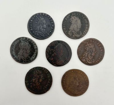 un ensemble de six pièces romaines, dont l'une représente une tête de lion