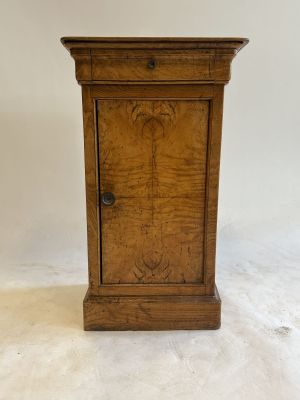 une vieille armoire en bois avec une porte et un tiroir au-dessus