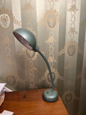 une lampe de bureau posée sur une table en bois