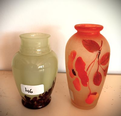 deux vases posés l'un à côté de l'autre sur une table