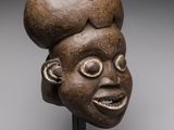 un gros plan sur une sculpture représentant une tête de femme posée sur un socle