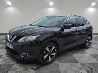 une Nissan QXV noire garée sur un sol à damier