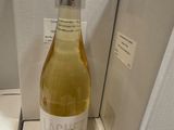 une bouteille de vin qui se trouve dans une boîte