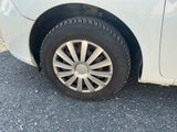 une voiture blanche avec un pneu crevé sur la route