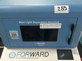 la machine de tri par lumière bleue est posée sur le dessus de la caisse