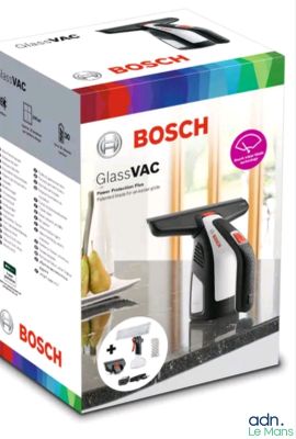 Aspirateur à verre Bosch dans une boîte, sur fond blanc