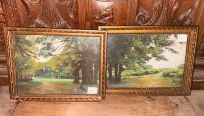 deux tableaux encadrés représentant des arbres et un banc dans une pièce