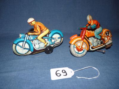 Deux motos en tôle en bon état : une Technofix No2, mécanism…