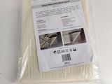 un gros plan sur un morceau de tissu posé sur une table