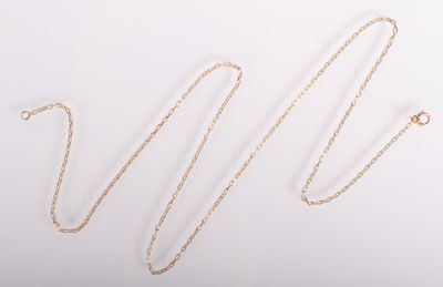 un collier en or auquel est attachée une chaîne
