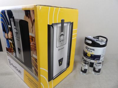 une boîte sur laquelle figure l'image d'une personne à côté d'une canette de soda