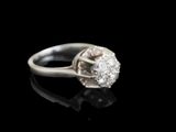 gros plan d'une bague en diamant sur une surface noire