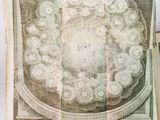 un vieux livre sur lequel est dessiné une horloge