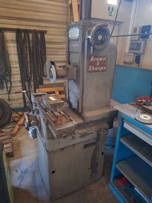 une machine qui se trouve à l'intérieur d'un bâtiment