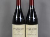 deux bouteilles de vin posées sur une table en verre