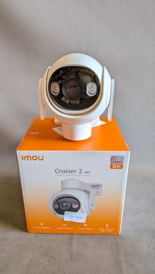 une image représentant un petit appareil photo posé sur une boîte