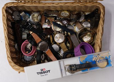 un panier rempli de montres de toutes sortes et d'autres objets
