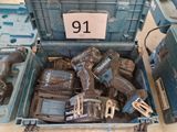 de nombreux outils dans une boîte bleue posée par terre