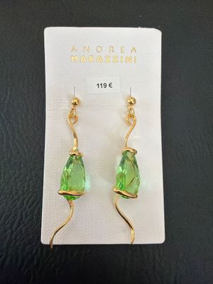 une paire de boucles d'oreilles en verre vert et fil d'or