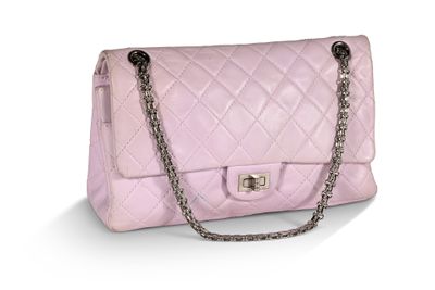 Sac à main Chanel en cuir matelassé rose avec bandoulière en chaîne