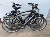 deux vélos garés l'un à côté de l'autre