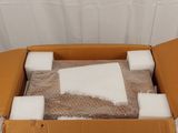une boîte en carton contenant de nombreux cubes blancs
