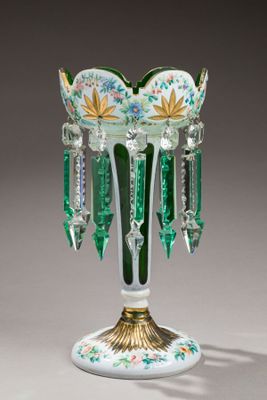 un vase vert et blanc orné de fleurs