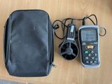 un sac noir contenant un thermomètre numérique et un sac noir sur lequel est représenté un thermomètre numérique