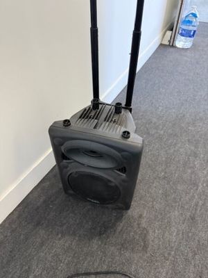 une enceinte posée dans un coin de la pièce