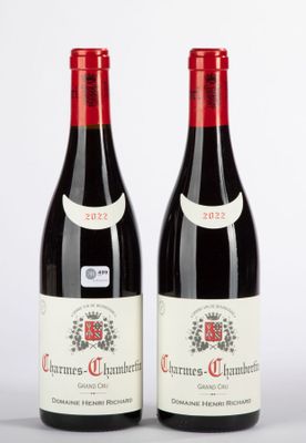 deux bouteilles de vin rouge posées l'une à côté de l'autre sur une table