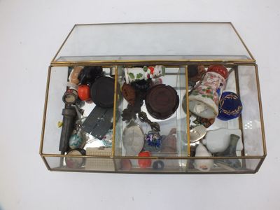 une vitrine en verre contenant de nombreux objets différents