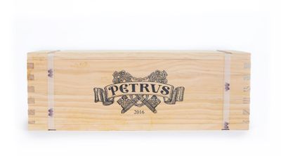gros plan d'une boîte en bois portant un logo