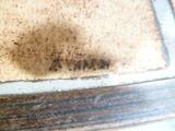 gros plan d'un morceau de pain sur un comptoir