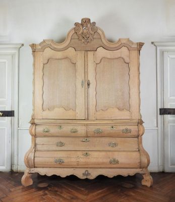 un grand meuble en bois au milieu d'une pièce